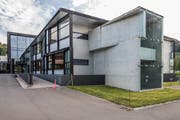 Das ehemalige Trumpf-Gebäude in Walterswil wird nun nicht von der International School of Zug and Luzern (ISZL) bezogen. (Bild: Patrick Hürlimann (29. September 2017)