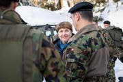 VBS-Departementschefin Viola Amherd spricht mit den Truppen der Schweizer Armee im WEF-Einsatz. Bild: Ennio Leanza/Keystone (Davos, 23. Januar 2019)