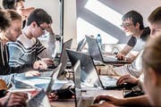 Blick ins Computer-Camp, wo mit voller Konzentration gearbeitet wird. (Bild: Nadia Schärli (Sarnen, 14. Februar 2019))