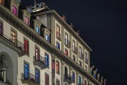 Die Fassade des Hotels Schweizerhof in Luzern mit bunt beleuchteten Fenstern. (Bild: Pius Amrein, 30. August 2016)