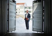 Stefan Reidy beim Testcontainer auf dem Areal der ehemaligen Spinnerei. Das Ortungsgerät wird auf der Innenseite der Türen befestigt. (Bild: Stefan Kaiser (Baar, 8. Februar 2019))