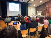 Roger Boxler, künftiger Leiter der Asylregion Ostschweiz, informierte am Freitagabend im Ulrichshaus die Kreuzlinger Bevölkerung. Gerechnet hatte man mit mehr Besuchern, als die etwa 60, die erschienen. (Bild: Andrea Stalder)