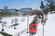 Die Walzenhausenbahn bei der Einfahrt ins Dorf: Links oben ist der Neubau der Firma Just zu sehen. (Bild: Urs Bucher)