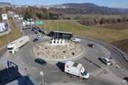 Die südliche Spur vor der Autobahneinfahrt in Richtung St.Gallen ist kurz. Mit wenig Autos und Lastwagen ist die Spur belegt und es kommt zu Rückstaus aus den Richtungen Toggenburg und Schwarzenbach. (Bilder: Hans Suter)
