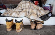 In kalten Nächten nehmen manche auch eine Anzeige wegen Hausfriedensbruch in Kauf. (Bild: Angelika Warmuth/EPA)
