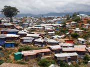 Die Uno ruft zu Spenden für geflüchtete Rohingya auf. Im grössten Flüchtlingslager in der Grenzregion bei Cox's Bazar leben mehr als 625'000 Menschen. Die Region liegt in einem Gebiet, das immer wieder von Unwettern heimgesucht wird. (Bild: KEYSTONE/EPA/MONIRUL ALAM)