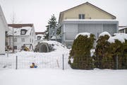 Heruntergelassene Rollläden statt spielender Kinder. Die Kinder der Krippe Fiorino im Osten von St.Gallen sollen vor neugierigen Blicken geschützt werden. (Bild: Benjamin Manser)