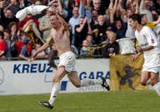 Als Spieler des FC Schaffhausen jubelt Enzo Todisco über seinen Treffer im Cup-Viertelfinal gegen den FC St.Gallen – seinen «richtigen» Arbeitgeber. (Bild: Andy Müller/Freshfocus (Schaffhausen, 30. März 2003))