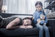 Viele Kinder von suchtkranken Eltern behalten ihre Sorgen für sich, weil sie ihre Eltern schützen möchten. (Bild: Getty)
