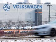 Der VW-Konzern verkauft weniger Autos. (Bild: KEYSTONE/EPA/UWE MEINHOLD)