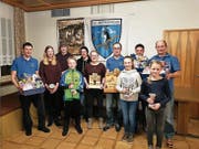 Die Kategoriensieger und Früchtekorbgewinner freuen sich über die Präsente. (Bild: PD)