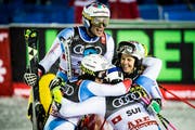 Yule, Holdener, Zehnhäusern und Danioth jubeln über den Sieg im Team. (Bild: Jean-Christophe Bott/Keystone, Åre, 12. Februar 2019)