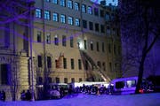 Vor einem Gebäude der Universität St. Petersburg sind die Rettungskräfte im Einsatz. (Bild: AP Photo/Dmitri Lovetsky, 16. Februar 2019)