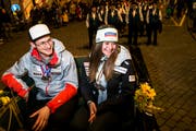 Empfang für die beiden Vizeweltmeister Corinne Suter (rechts) und Para-Skifahrer Thomas Pfyl in Schwyz. (Bild: Alexandra Wey/Keystone, Schwyz, 15. Februar 2019)