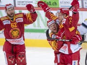 Doppeltorschütze Eero Elo (rechts) und seine Teamkollegen von den SCL Tigers jubeln über den Heimsieg gegen Ambri-Piotta. (Bild: KEYSTONE/MARCEL BIERI)