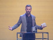 «Bligg-Fans sind big fans»: Der Zürcher Mundart-Sänger Bligg räumte an den 12. Swiss Music Awards Pflastersteine als Best Male Act und für das beste Album ab. (Bild: Keystone/URS FLUEELER)