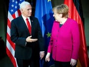 US-Vizepräsident Mike Pence und die deutsche Kanzlerin Angela Merkel am Samstag an der Münchner Sicherheitskonferenz. (Bild: Keystone/EPA/RONALD WITTEK)