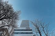 Kaum bedeutende ausländische Aktionäre: Roche. Im Bild zu sehen: der Roche-Tower in Basel. (Bild: Michele Limina/Bloomberg (1. Februar 2017))