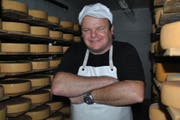 Eddy Baillifard im Käsekeller.