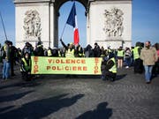 In Paris und anderen Städten Frankreichs sind am Samstag erneut tausende Menschen gegen die Regierung auf die Strasse gegangen. (Bild: KEYSTONE/AP/THIBAULT CAMUS)