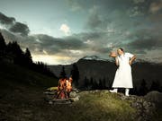 Für Eddy Baillifard schmeckt Raclette am besten, wenn es am Feuer schmilzt. Der Walliser ist Käser, Wirt, Vizepräsident der Organisation Raclette du Valais AOP und des Komitees Bagnes, Capitale de la Raclette und ziert das Cover des Standardwerks «Swiss Cheese». (Bild: Fabian Scheffold)