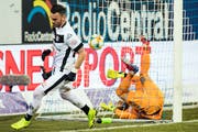 Das wichtige 1:0 für Lugano: Armando Sadiku (links) kurz nach seinem Treffer, Luzerns Goalie Mirko Salvi liegt im Tor. (Bild: Alexandra Wey/Keystone (Luzern, 16. Februar 2019))