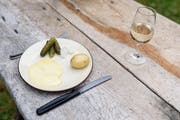 Racletterechner: Der Profi kalkuliert mit 300 g Raclette, 200 g Kartoffeln, je 100 g Cornichons und Silberzwiebeln pro Person. (Bild: PD)