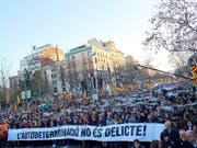 «Selbstbestimmung ist kein Verbrechen», steht auf dem Transparent. Mindestens 200'000 Menschen protestierten in Barcelona gegen den Prozess gegen zwölf katalanische Unabhängigkeitsführer. (Bild: KEYSTONE/EPA EFE/ALEJANDRO GARCIA)