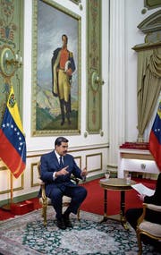 Venezuelas linksnationalistischer Präsident Nicolás Maduro bei einem Interview im Präsidentenpalast Mira-flores vor einem Porträt des Unabhängigkeitskämpfers Simón Bolívar. (Bild: Ariana Cubillos/AP (14. Februar 2019))
