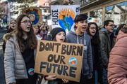 Schülerinnen streiken in St.Gallen für eine andere Klimapolitik. (Bild: Michel Canonica)