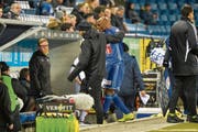 Blessing Eleke muss den Platz nach gelb-roter Karte verlassen – bereits der dritte Luzerner Feldverweis der Rückrunde. (Bild: M. Meienberger/Freshfocus (Luzern, 16. Februar 2019))