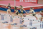 Hier befindet sich Géraldine Frey (Zweite von links) noch in Führung, rechts von ihr folgt die spätere Siegerin Noemi Zbären. Bild: Hanspeter Roos (St. Gallen, 17. Februar 2019)