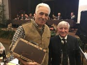 Peter Weigelt (links) erhält von Köbi Rutz einige Flaschen Wein als Geschenk. (Bild: Urs Nobel)