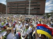 Freiwillige für die Verteilung der Hilfsgüter am Samstag in Caracas. (Bild: Keystone/AP/ARIANA CUBILLOS)