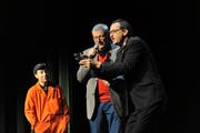 Heinz Keller hat zwar das Mikrofon in der Hand, beim Komiker-Duo Lapsus kommt er aber nicht zu Wort. (Bild: Urs Hanhart, Altdorf, 16. Februar 2019)