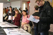 Das Interesse war gross – und für den einen oder anderen eröffneten die Arbeiten wohl auch neue Erkenntnisse. (Bild: Markus Bösch)