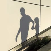 Rund 100 Kinder werden pro Jahr ins Ausland entführt. (Bild: Getty)