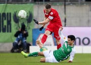 St.Gallens Débutant Victor Ruiz im Kampf um den Ball gegen den Thuner Captain Stefan Glarner. (Bild: Eddy Risch/KEY)