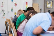 Die Schüler der Primarschule Wil beugten sich kürzlich über ein umstrittenes Leseheft. (Bild: Christian Beutler/KEY)