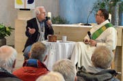 Walter Andreas Müller äussert sich beim Gespräch an der Kanzel mit Diakon Stefan Staub auch zu seiner Religiosität. (Bild: Roger Fuchs)