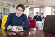 Glaubt nicht an den freien Willen: Niko Stoifberg im Café de Ville in Luzern. (Bild: Boris Bürgisser, 14. Februar 2019)