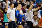 Zugs Trainer Christoph Sahli (links) freut sich über den Sieg, vergisst aber nicht, den Mahnfinger zu heben. (Bild: Philipp Schmidli, Nottwil, 18. Oktober 2018))
