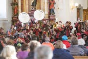 Die Guggenmusik «Crash Band» spielt während des Gottesdienstes am Sonntagmorgen. (Bild: Donato Caspari)