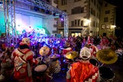 Die teilnehmenden Guggenmusiken werden sich am 4. März nicht nur musikalisch messen. Bild: Maria Schmid (Zug, 23. Februar 2017)