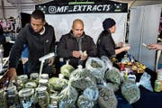 Cannabishändler in Adelanto, einer Stadt im US-Bundesstaat Kalifornien. (Bild: Richard Vogel/Keystone (29. Dezember 2018))