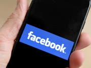 Facebook hat laut britischem Parlament gegen den Datenschutz verstossen. (Bild: KEYSTONE/APA/APA/ROLAND SCHLAGER)