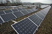 Solaranlage auf dem Dach des OZ Buechenwald. (Bild: Urs Jaudas, 31. März 2011)