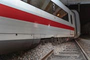 Auf Abwegen: Ein entgleister Wagen des Intercity-Zuges (ICE) in Basel. (Bild: Georgios Kefalas/Keystone (Basel, 18. Februar 2019))