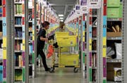 Blick ins Amazon-Logistikzentrum im deutschen Rheinberg. (Bild: Friedemann Vogel/Keystone (28. November 2017))