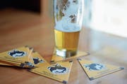 Die auffälligen Bierdeckel animierten zahlreiche Personen zum Mitmachen bei der Suche nach aussergewöhnlichen Frauen. (Bild: Karin Erni)